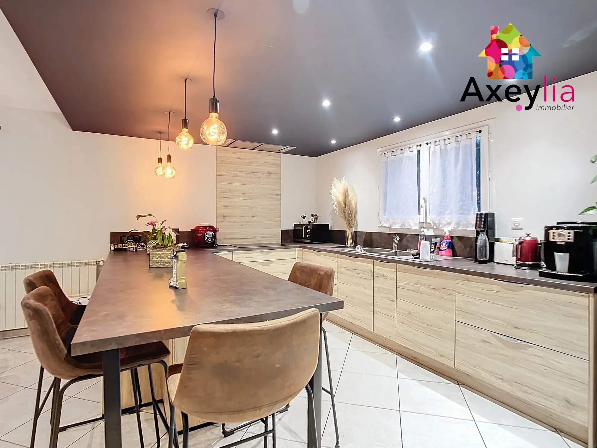 Maison moderne de plain-pied à vendre à Saint-Léger-sur-Roanne avec garage et terrasse 