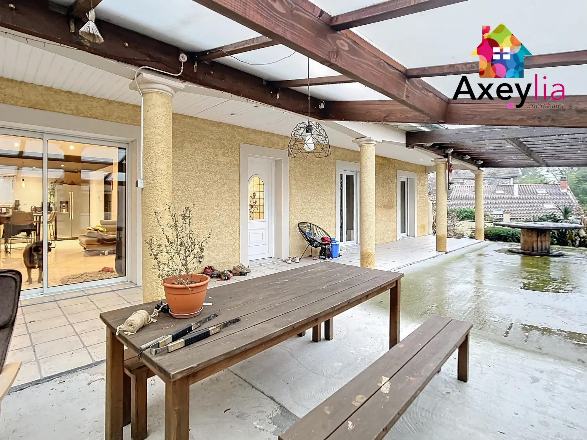 Maison moderne de plain-pied à vendre à Saint-Léger-sur-Roanne avec garage et terrasse 