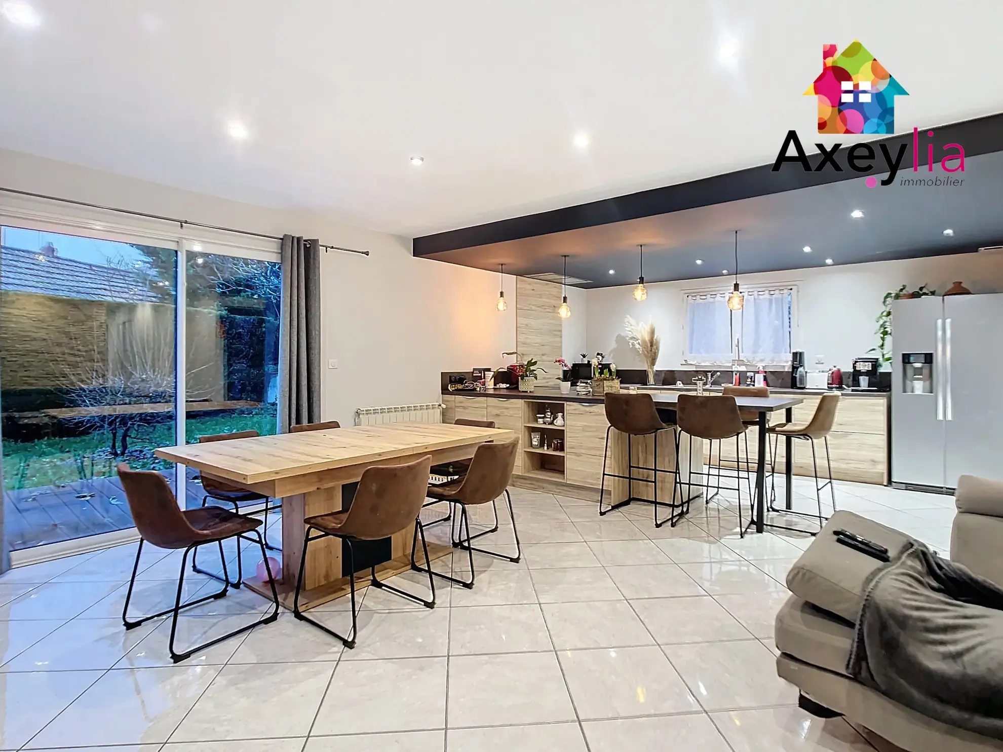 Maison moderne de plain-pied à vendre à Saint-Léger-sur-Roanne avec garage et terrasse 