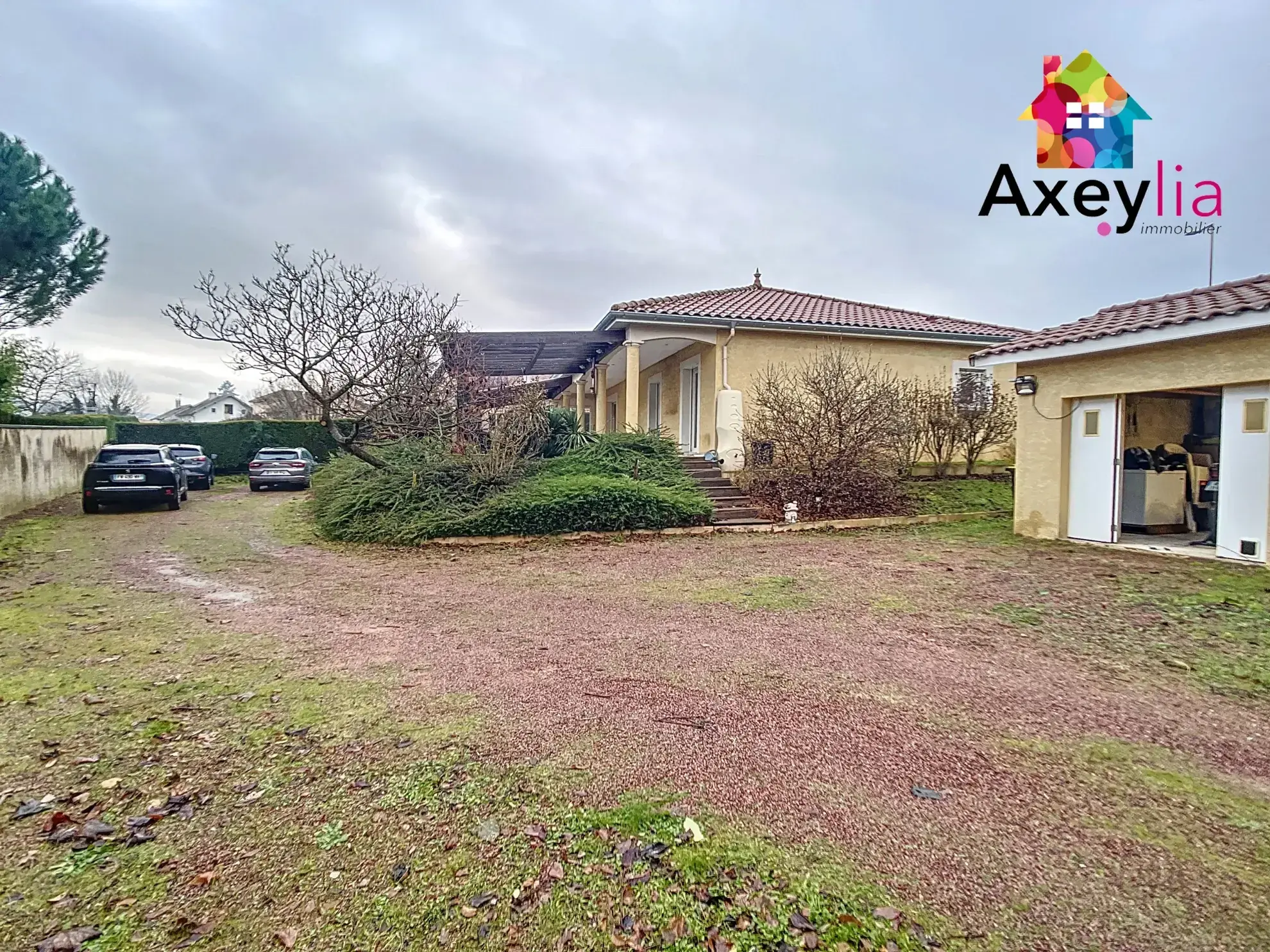 Maison moderne de plain-pied à vendre à Saint-Léger-sur-Roanne avec garage et terrasse 