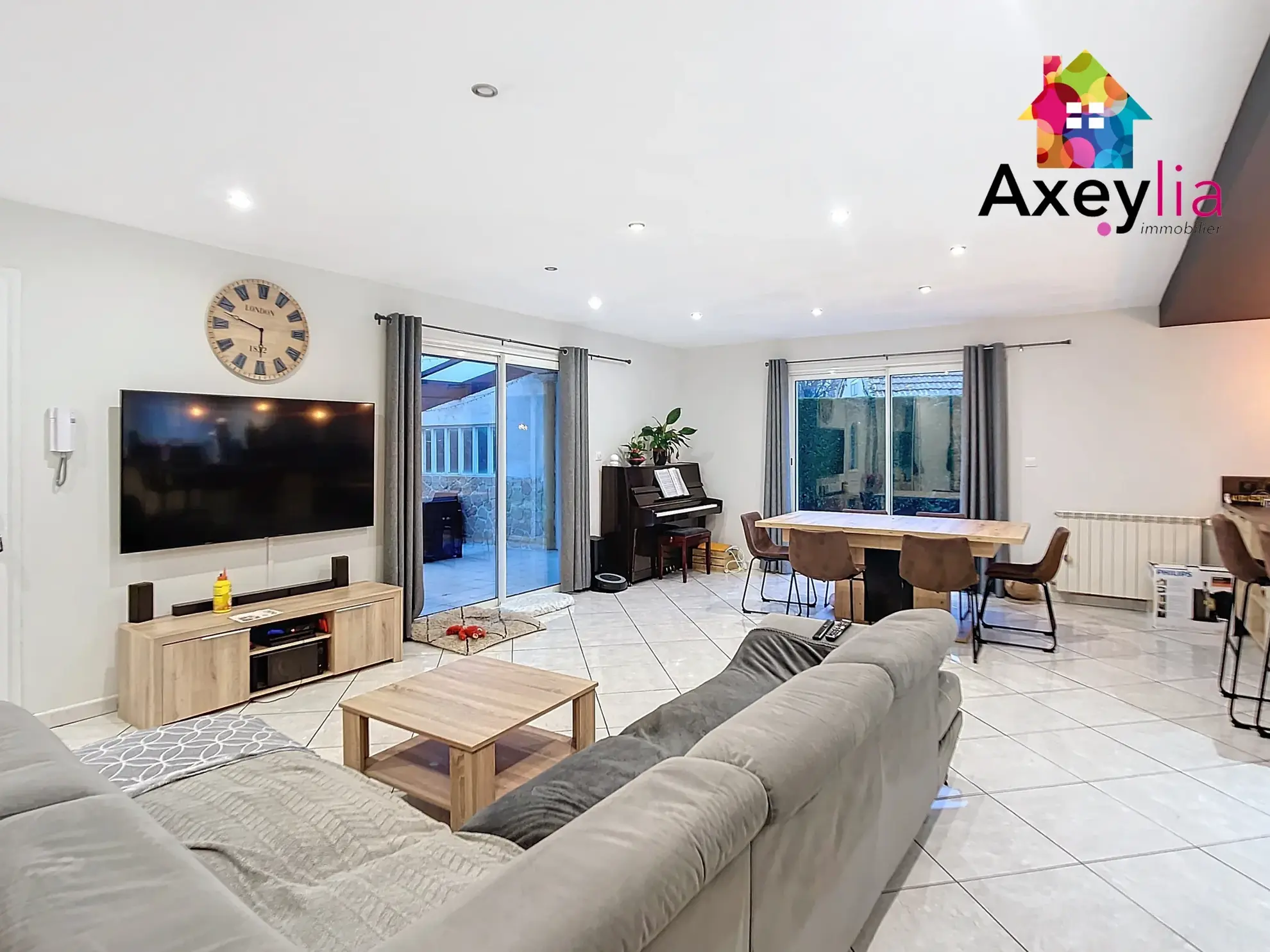 Maison moderne de plain-pied à vendre à Saint-Léger-sur-Roanne avec garage et terrasse 