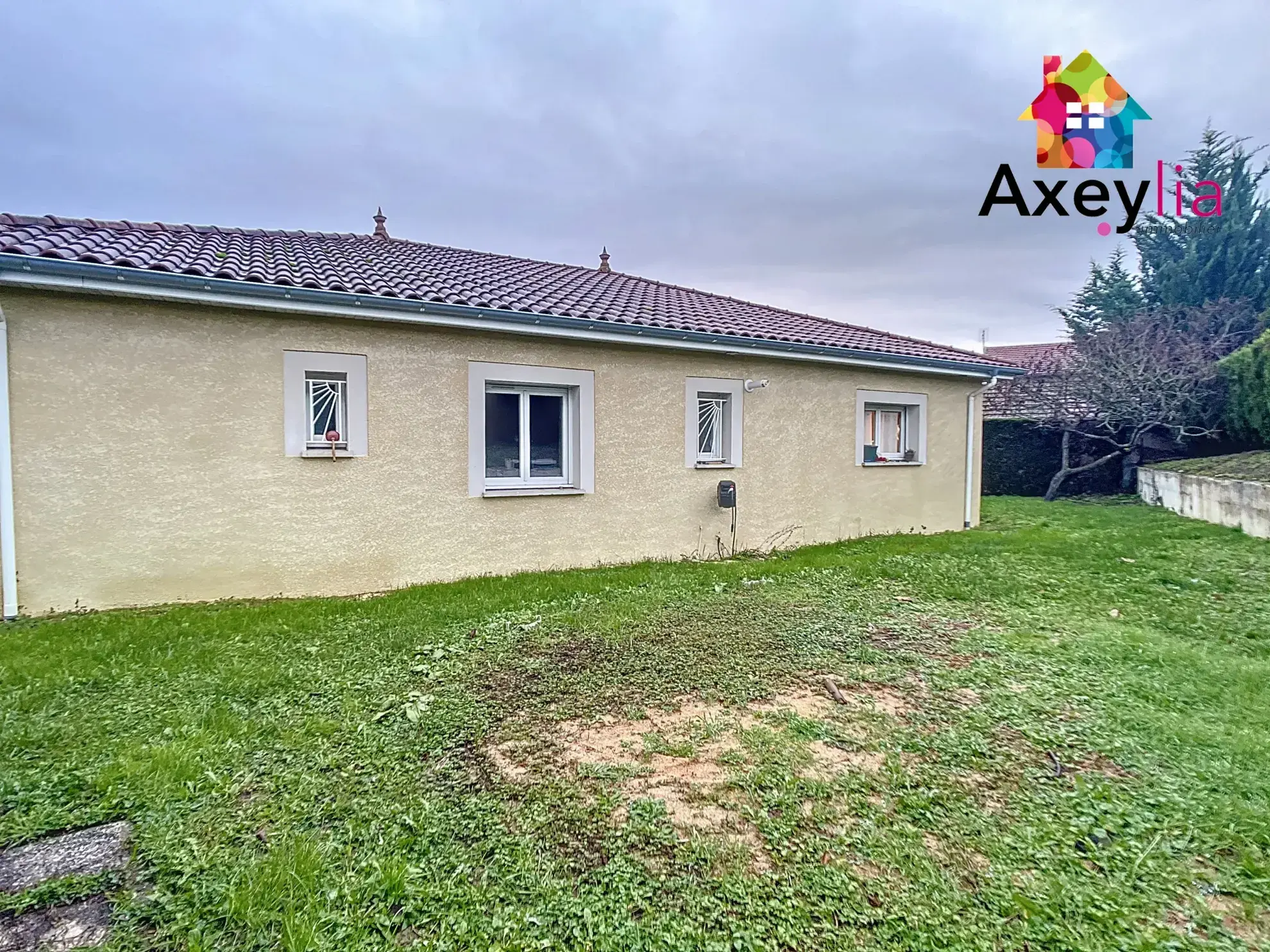 Maison moderne de plain-pied à vendre à Saint-Léger-sur-Roanne avec garage et terrasse 