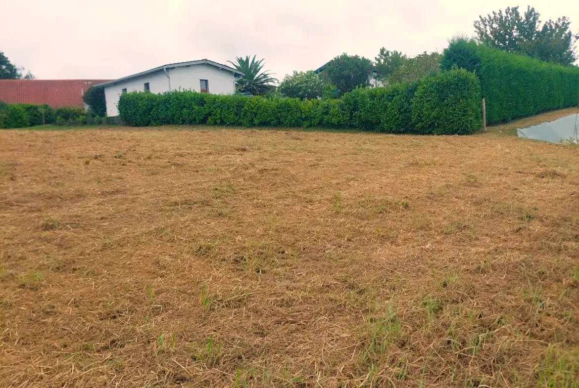 Terrain constructible de 680 m² à Guiche, proche de Bayonne 