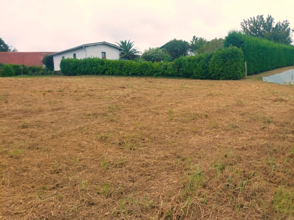 Terrain constructible de 680 m² à Guiche, proche de Bayonne
