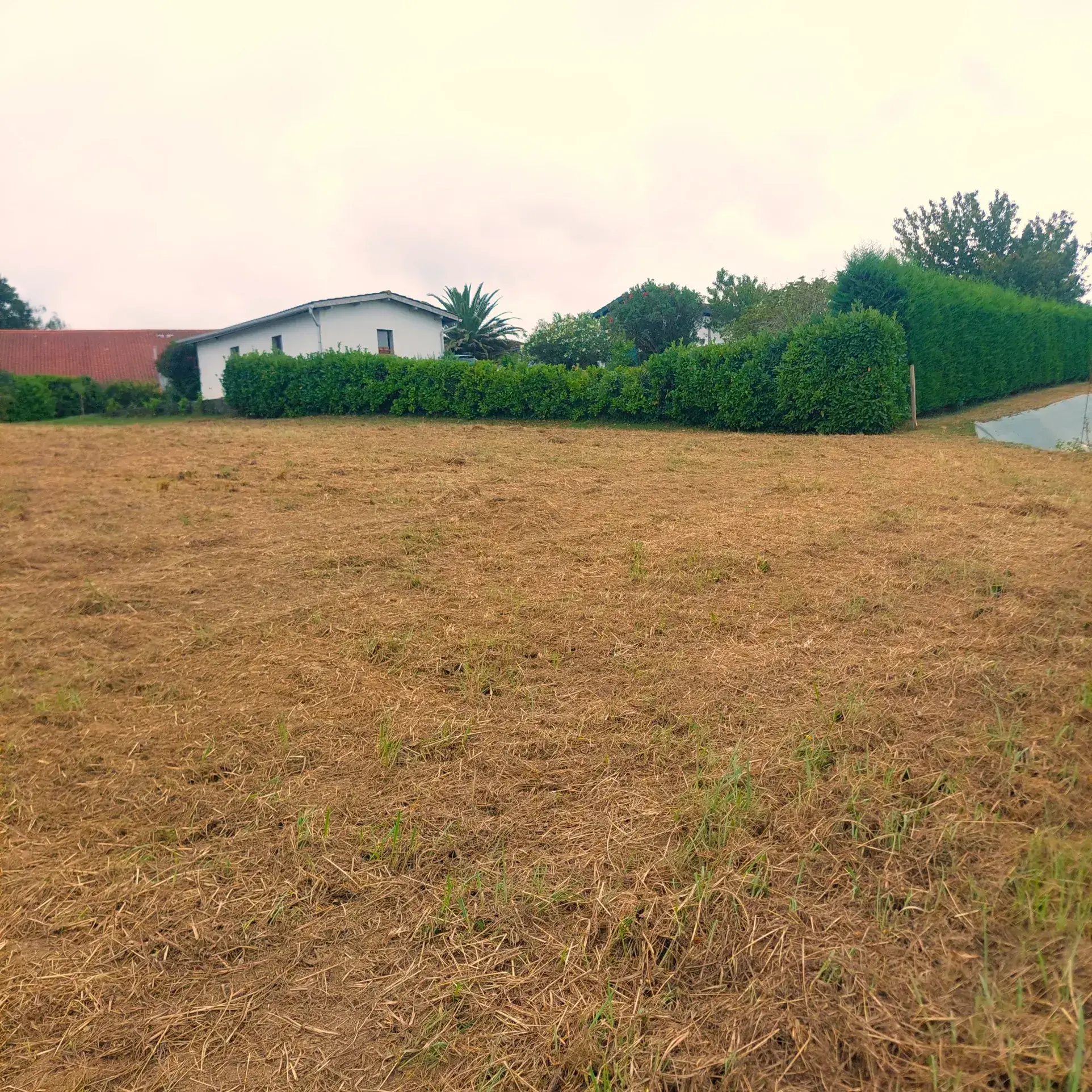 Terrain constructible de 680 m² à Guiche, proche de Bayonne 