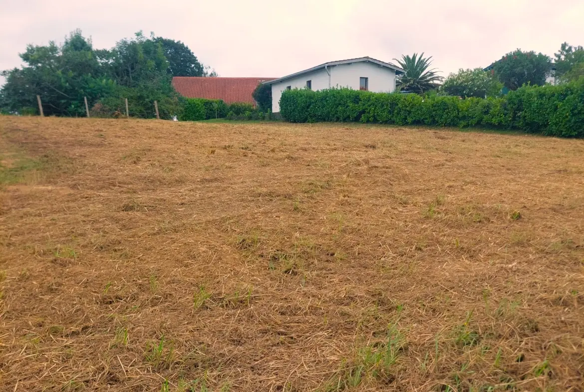 Terrain constructible de 680 m² à Guiche, proche de Bayonne 