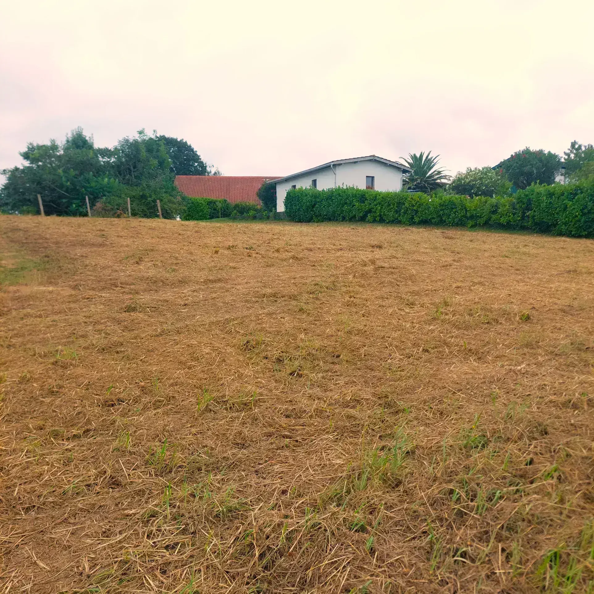 Terrain constructible de 680 m² à Guiche, proche de Bayonne 