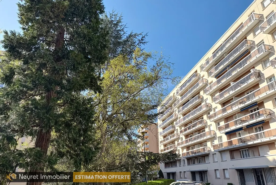 Appartement T3 à Saint-Étienne avec balcon, vue dégagée, parking collectif – Bel Air 
