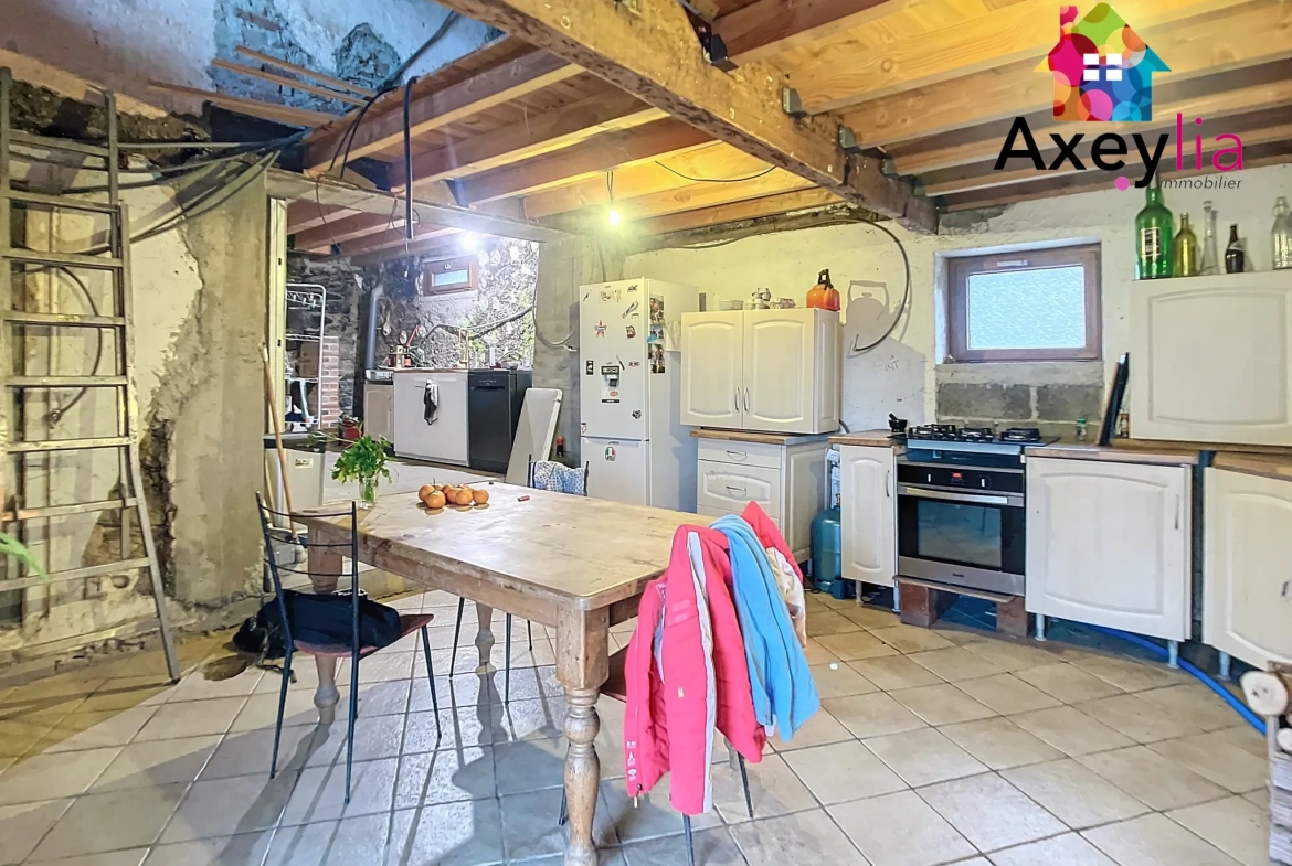 Maison à rénover avec dépendances et terrain près de Saint-Germain-Laval 