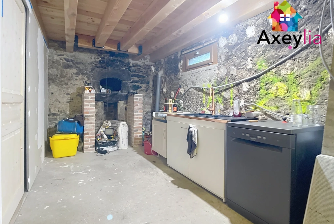 Maison à rénover avec dépendances et terrain près de Saint-Germain-Laval 