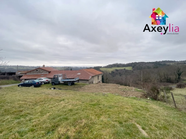 Maison à rénover avec dépendances et terrain près de Saint-Germain-Laval