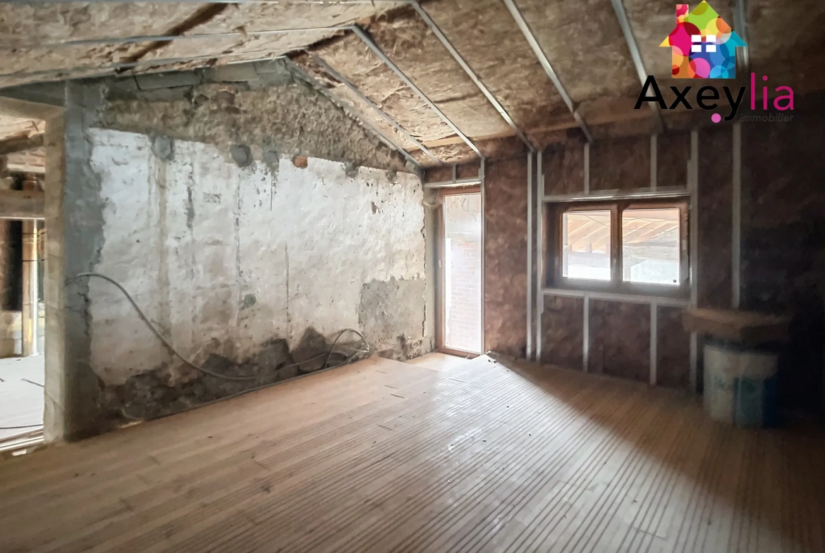 Maison à rénover avec dépendances et terrain près de Saint-Germain-Laval 
