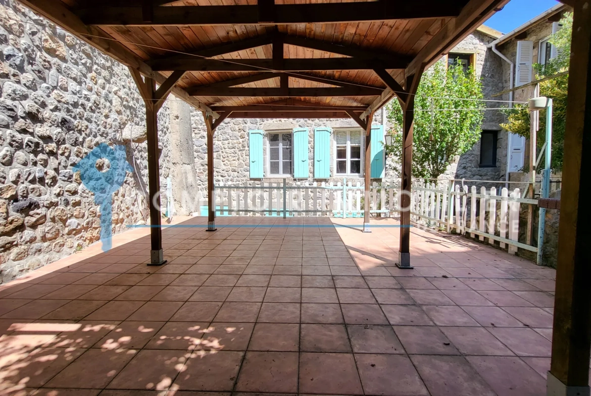 Magnifique maison de village en Pierre avec terrasse, garage et cave en Ardèche 