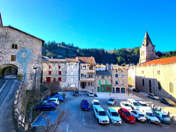Magnifique maison de village en Pierre avec terrasse, garage et cave en Ardèche