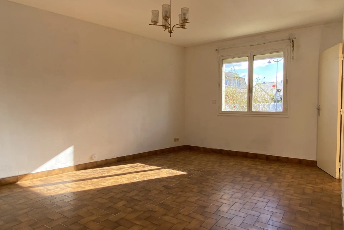 Maison familiale en pierre à Melesse avec grand volume et potentiel de rénovation 