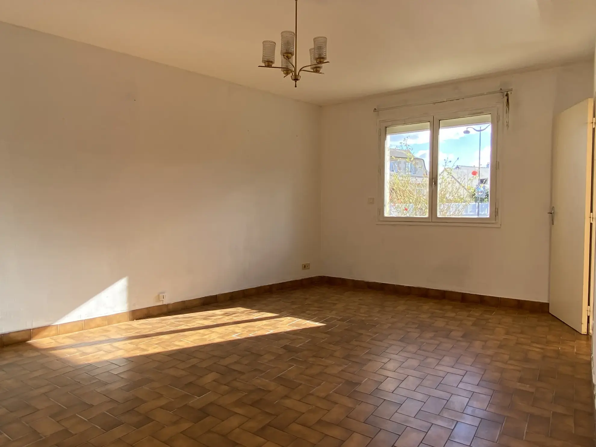Maison familiale en pierre à Melesse avec grand volume et potentiel de rénovation 