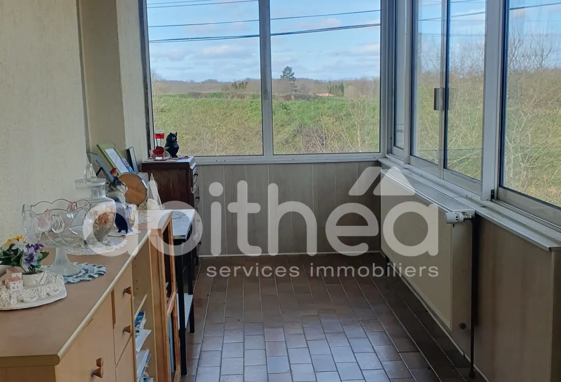 Maison de 95 m² à Roumazières avec 2 chambres, garage et terrain clos 