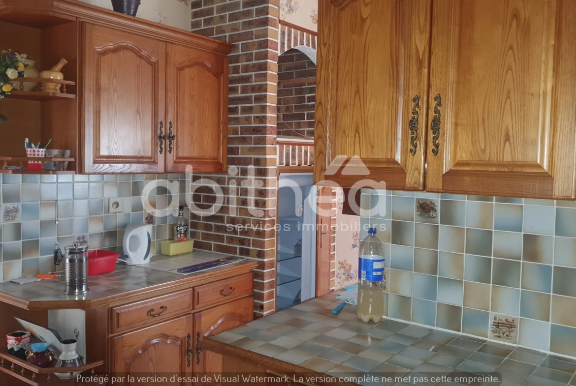 Maison de 95 m² à Roumazières avec 2 chambres, garage et terrain clos 