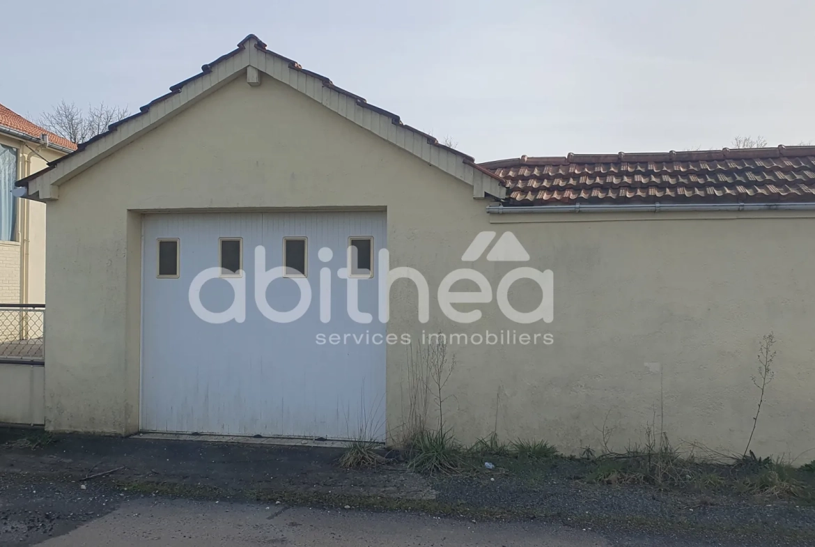 Maison de 95 m² à Roumazières avec 2 chambres, garage et terrain clos 