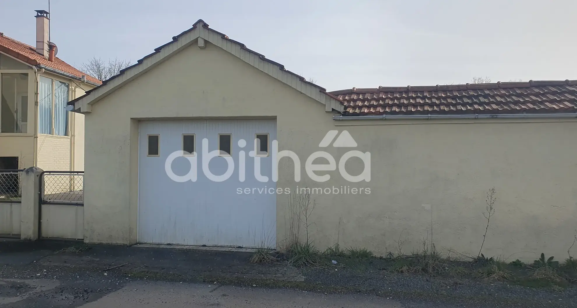 Maison de 95 m² à Roumazières avec 2 chambres, garage et terrain clos 