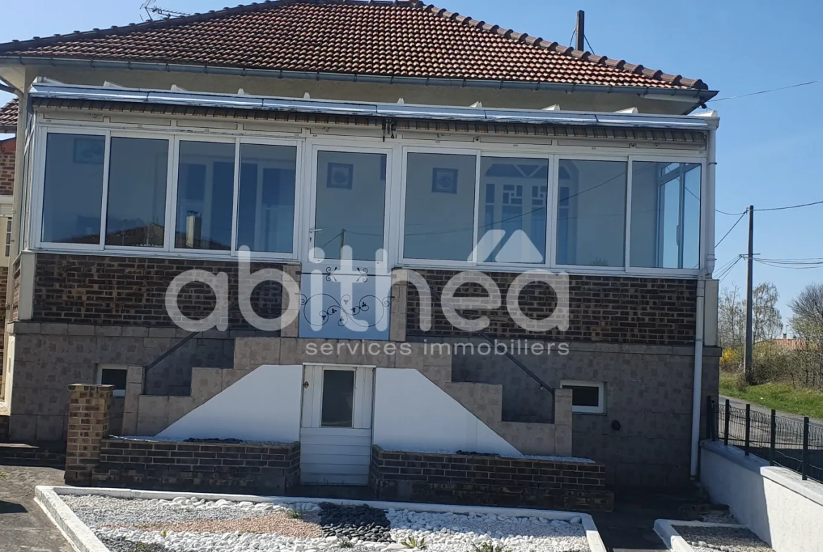 Maison de 95 m² à Roumazières avec 2 chambres, garage et terrain clos 