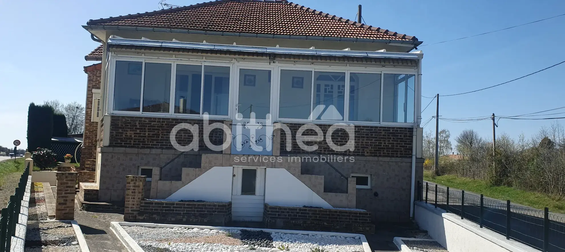 Maison de 95 m² à Roumazières avec 2 chambres, garage et terrain clos 