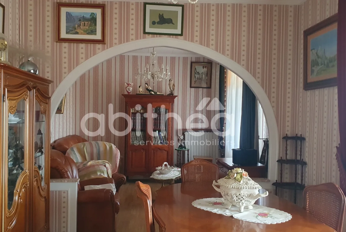 Maison de 95 m² à Roumazières avec 2 chambres, garage et terrain clos 