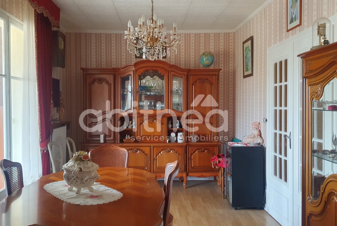Maison de 95 m² à Roumazières avec 2 chambres, garage et terrain clos 