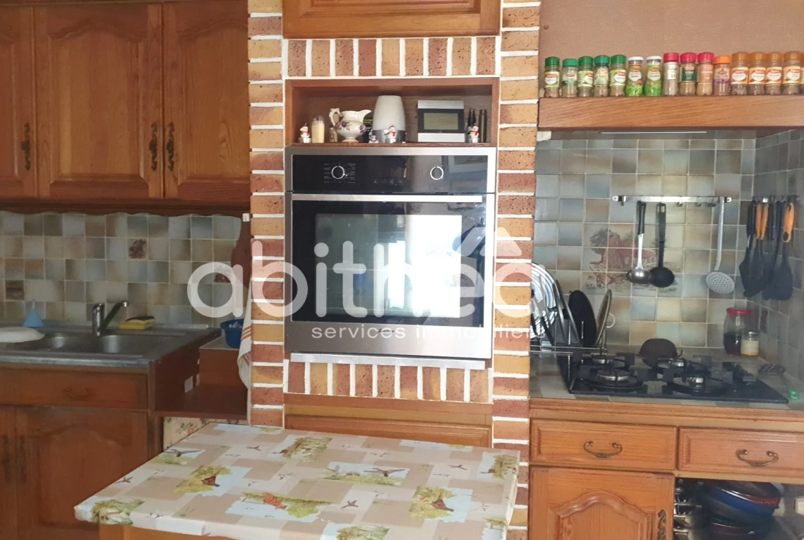 Maison de 95 m² à Roumazières avec 2 chambres, garage et terrain clos 