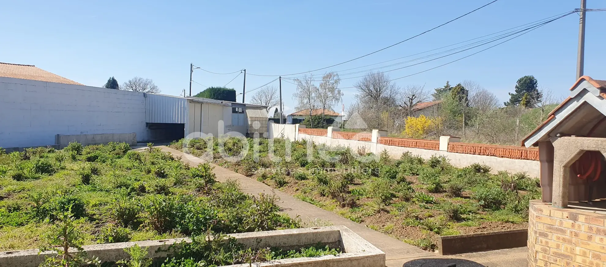 Maison de 95 m² à Roumazières avec 2 chambres, garage et terrain clos 
