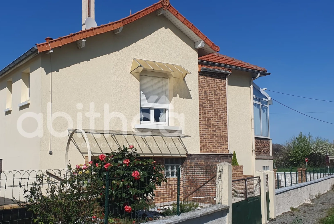 Maison de 95 m² à Roumazières avec 2 chambres, garage et terrain clos 