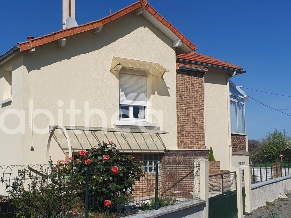 Maison de 95 m² à Roumazières avec 2 chambres, garage et terrain clos