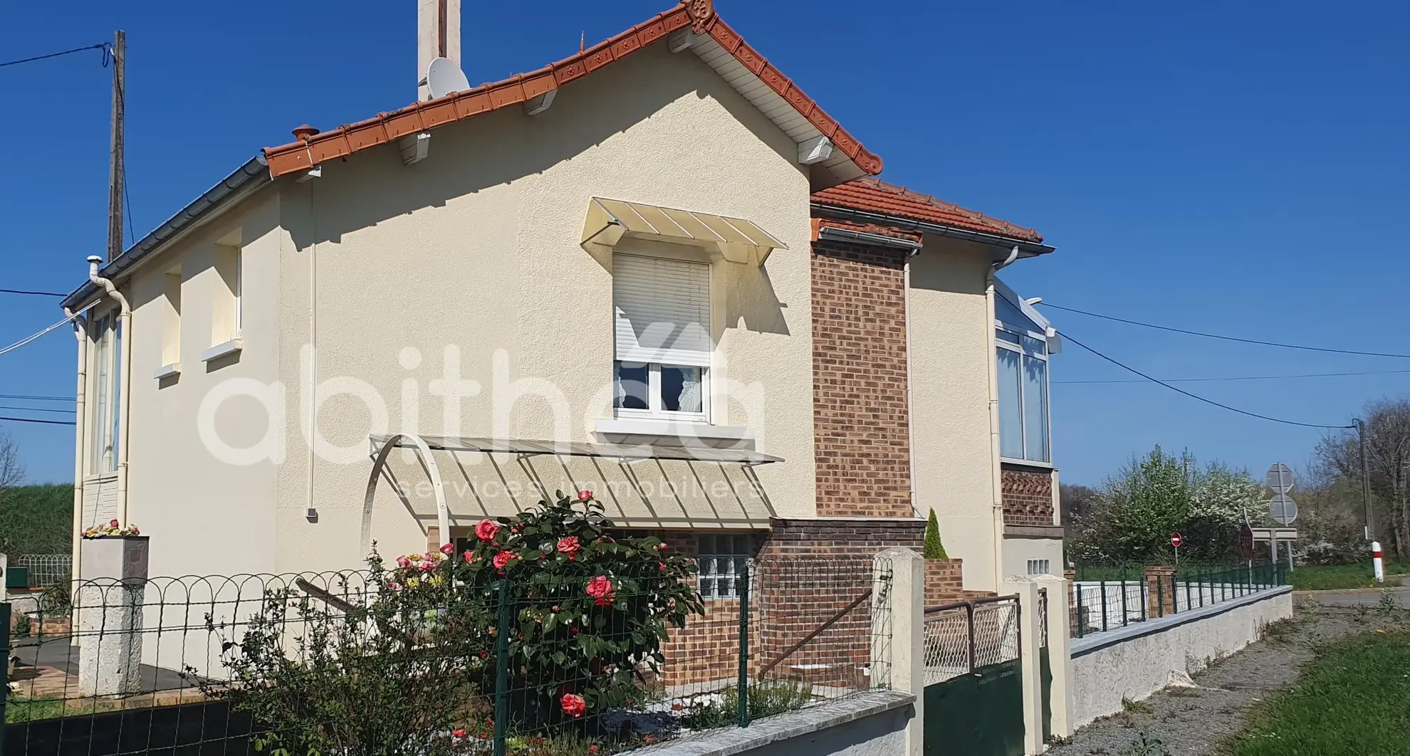 Maison de 95 m² à Roumazières avec 2 chambres, garage et terrain clos 