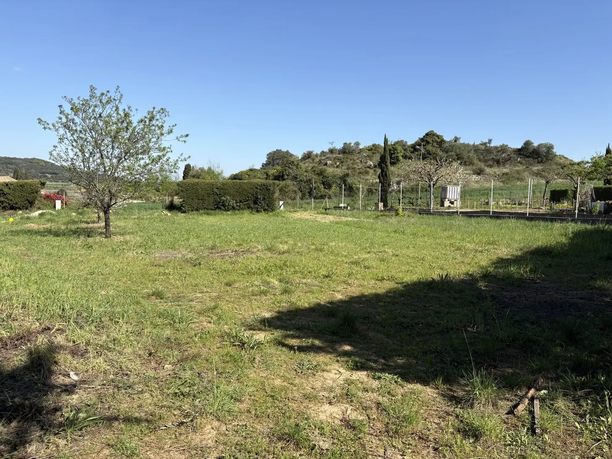 Terrain à bâtir viabilisé de 770 m² à Fouzilhon, vue campagne 
