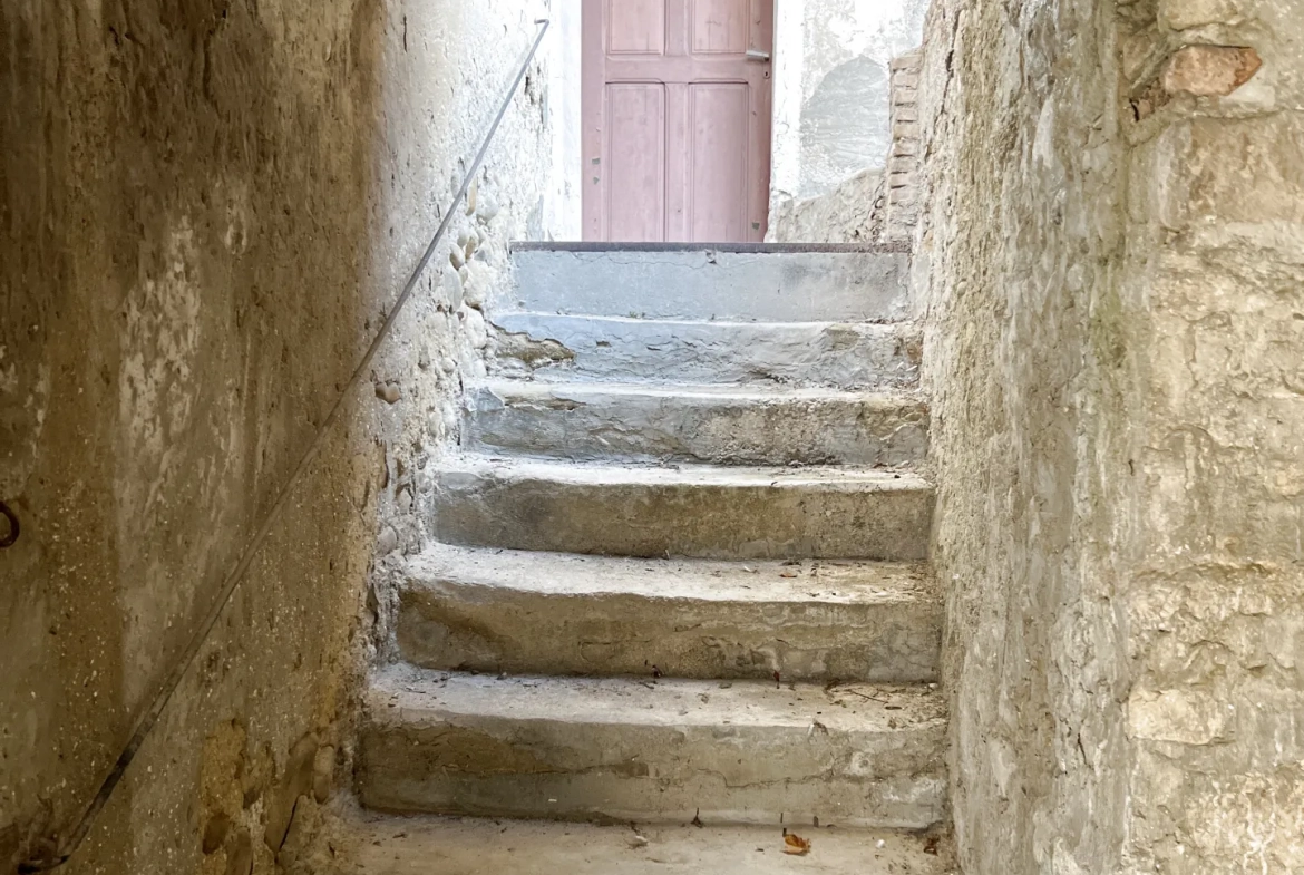 Maison de village provençale à restaurer à Vaison-la-Romaine avec terrasse plein sud 