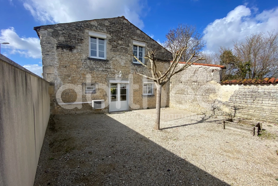 Maison de village rénovée à Beauvais-sur-Matha, 87 m² avec jardin et dépendance 