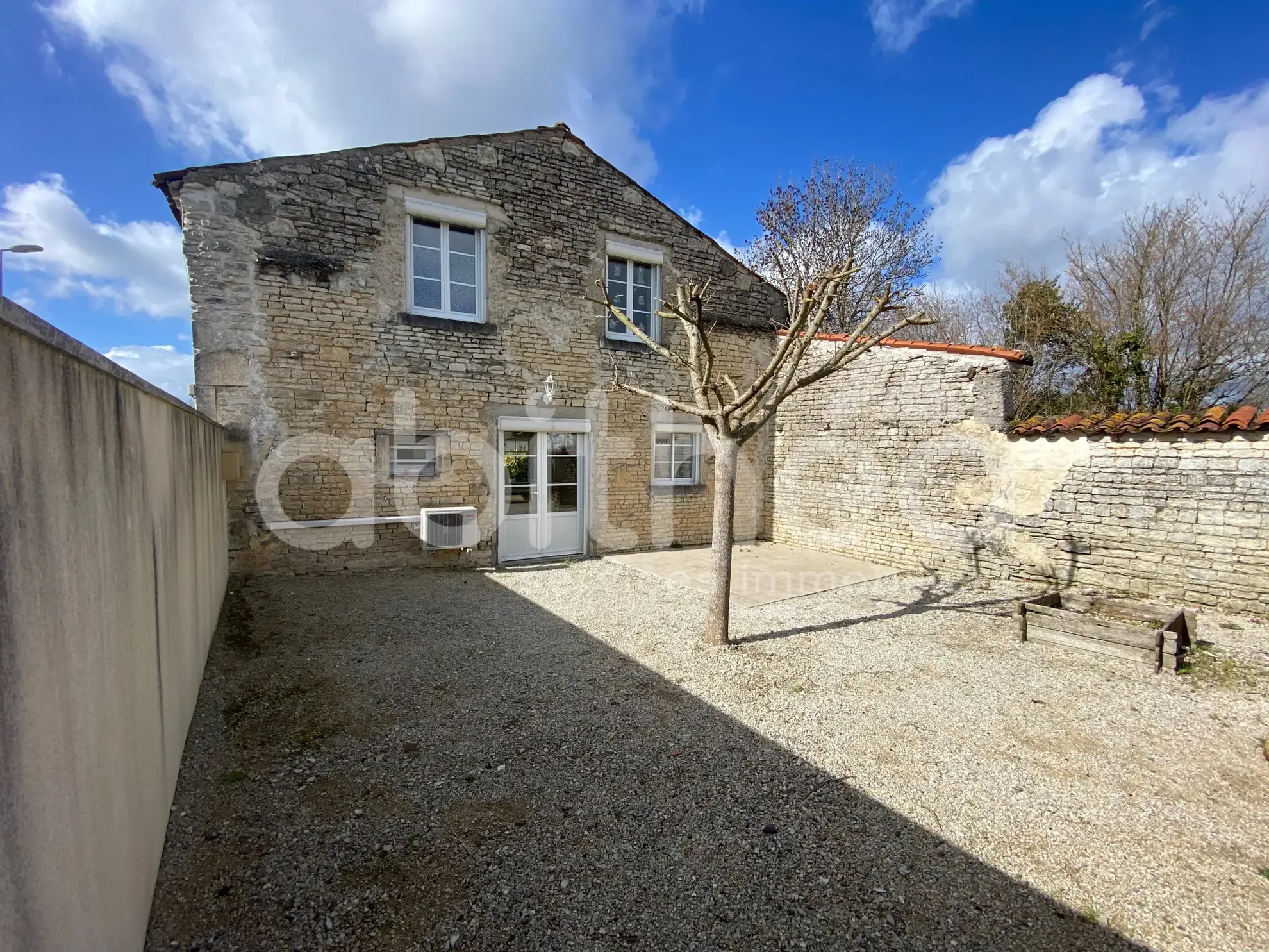 Maison de village rénovée à Beauvais-sur-Matha, 87 m² avec jardin et dépendance 