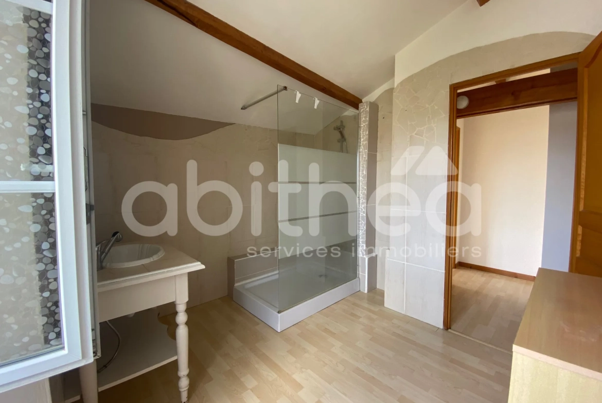 Maison de village rénovée à Beauvais-sur-Matha, 87 m² avec jardin et dépendance 