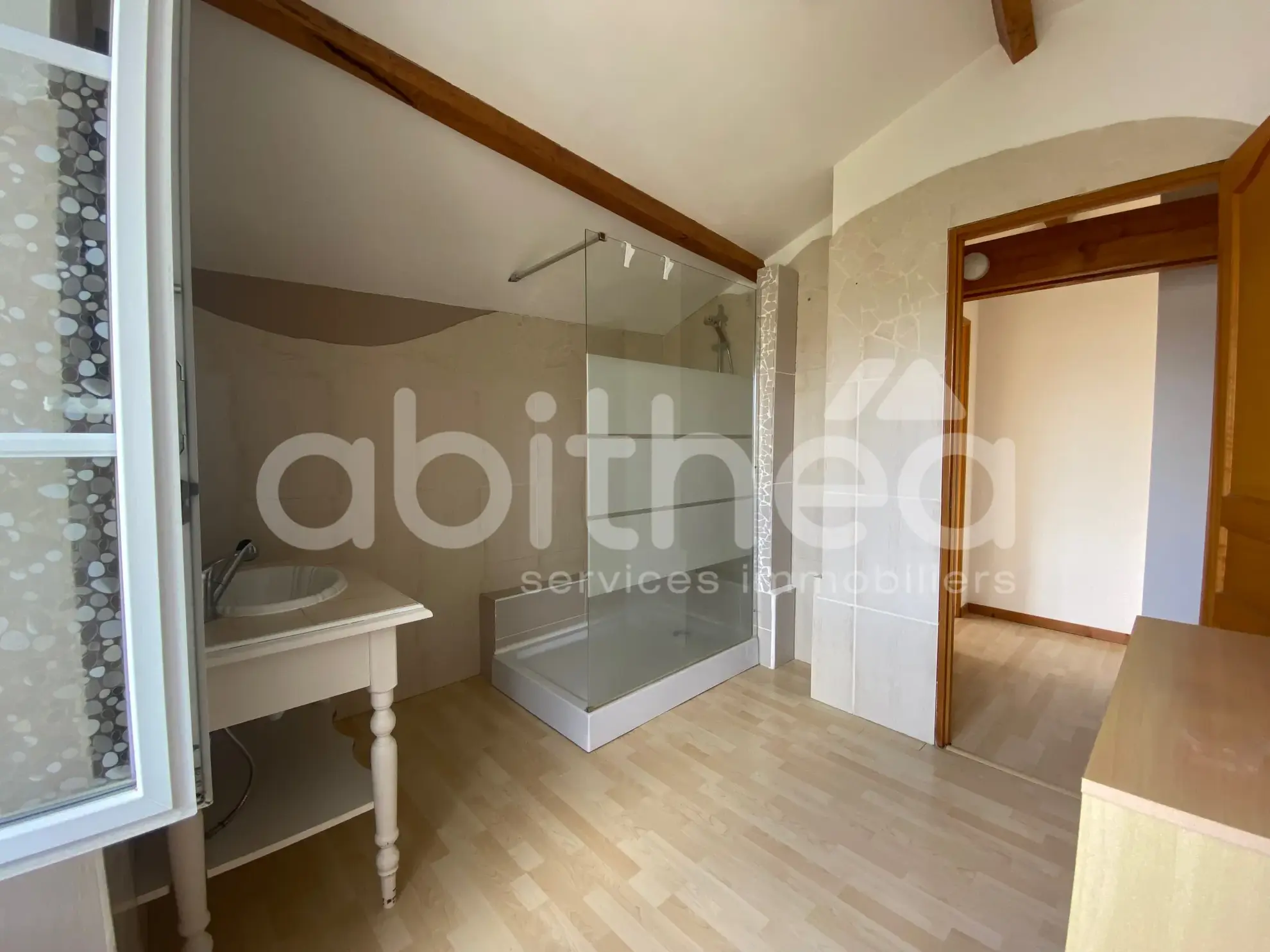 Maison de village rénovée à Beauvais-sur-Matha, 87 m² avec jardin et dépendance 