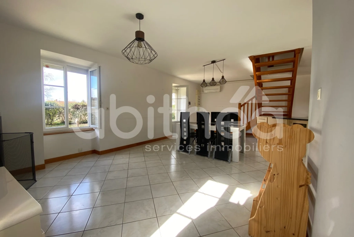 Maison de village rénovée à Beauvais-sur-Matha, 87 m² avec jardin et dépendance 