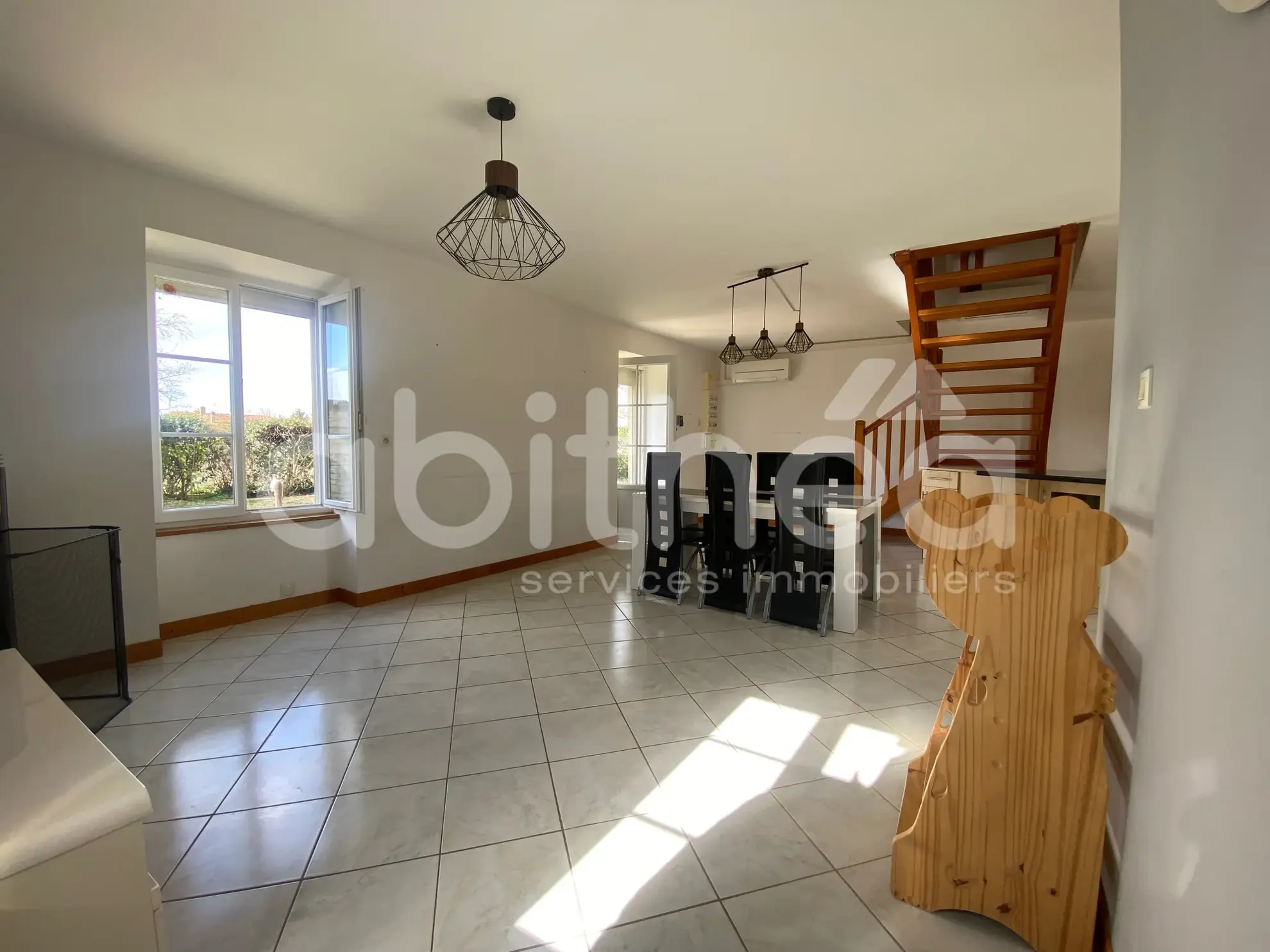Maison de village rénovée à Beauvais-sur-Matha, 87 m² avec jardin et dépendance 