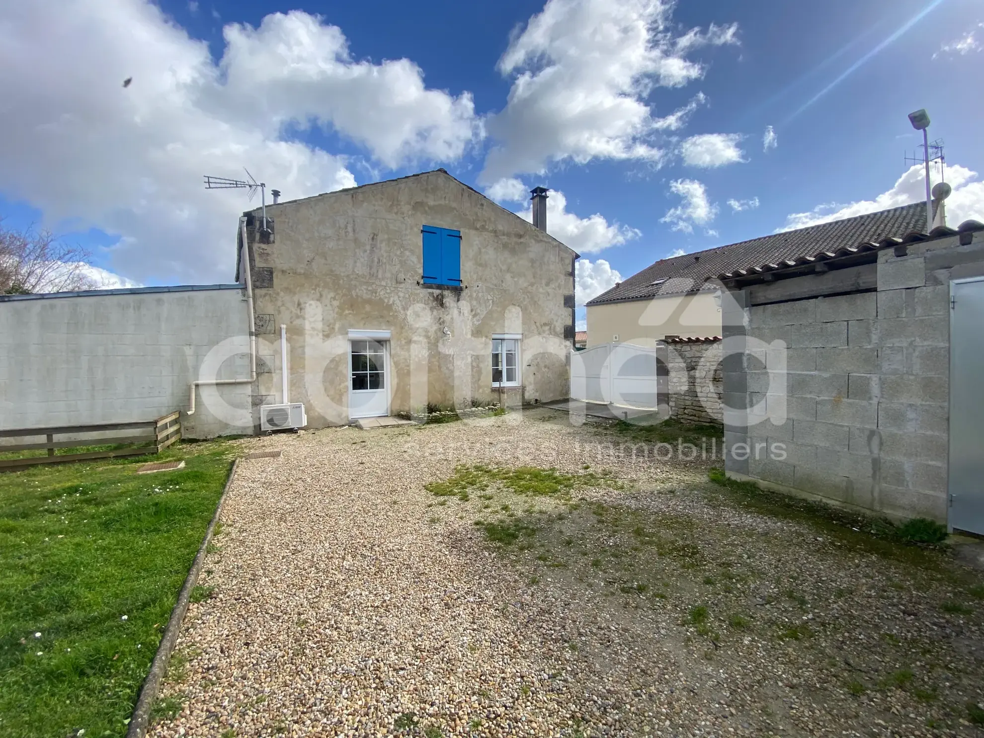 Maison de village rénovée à Beauvais-sur-Matha, 87 m² avec jardin et dépendance 