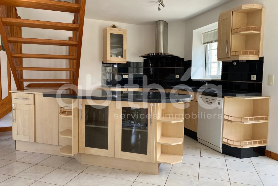 Maison de village rénovée à Beauvais-sur-Matha, 87 m² avec jardin et dépendance 