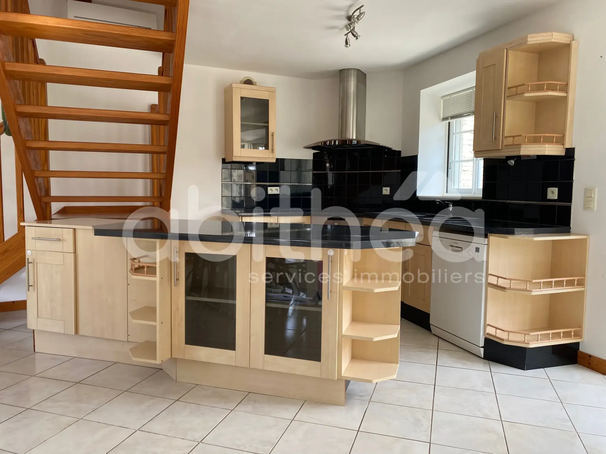 Maison de village rénovée à Beauvais-sur-Matha, 87 m² avec jardin et dépendance 