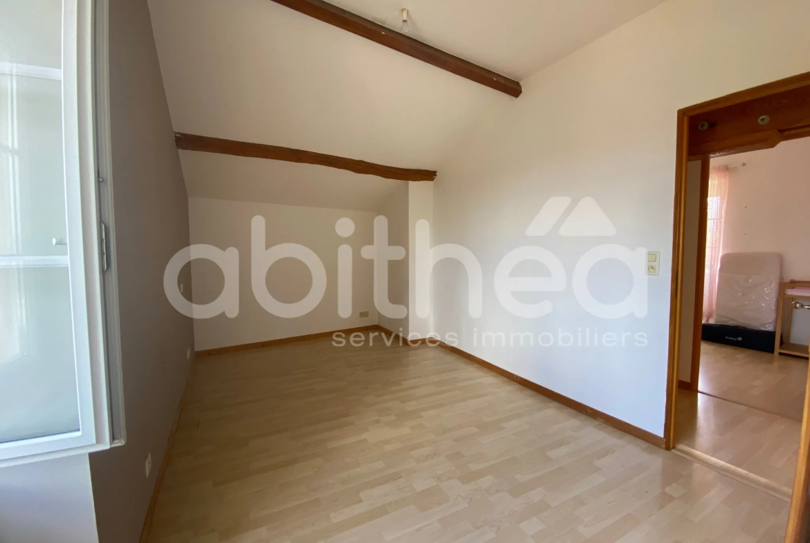 Maison de village rénovée à Beauvais-sur-Matha, 87 m² avec jardin et dépendance 