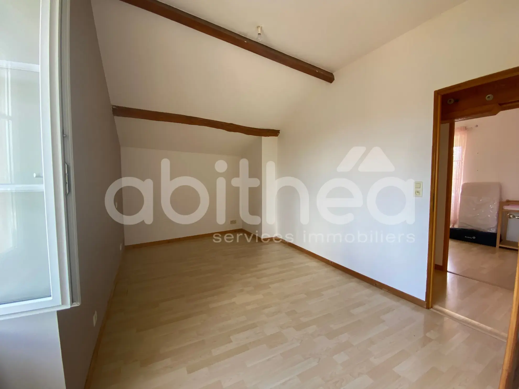 Maison de village rénovée à Beauvais-sur-Matha, 87 m² avec jardin et dépendance 