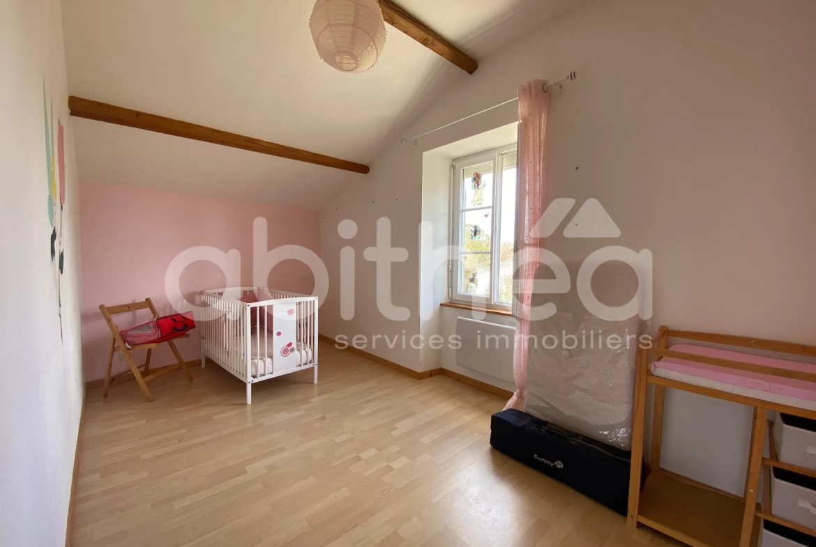 Maison de village rénovée à Beauvais-sur-Matha, 87 m² avec jardin et dépendance 