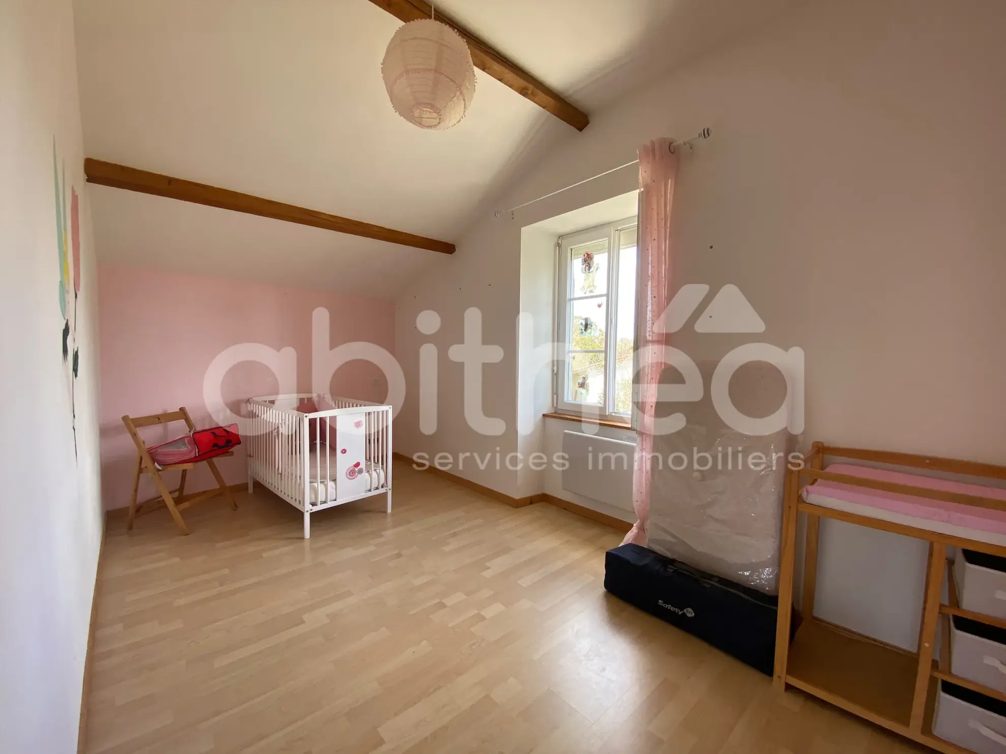 Maison de village rénovée à Beauvais-sur-Matha, 87 m² avec jardin et dépendance 