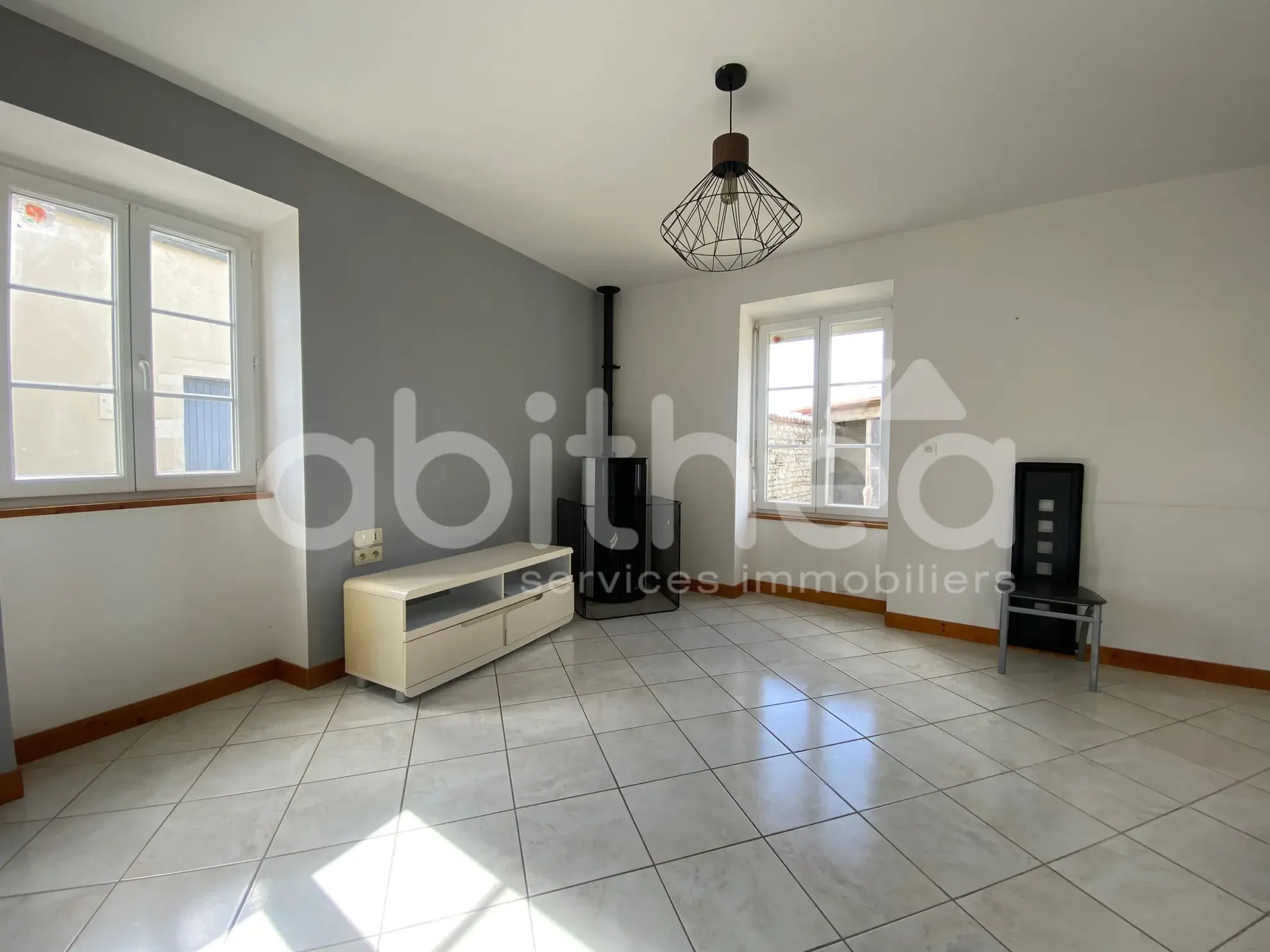 Maison de village rénovée à Beauvais-sur-Matha, 87 m² avec jardin et dépendance 