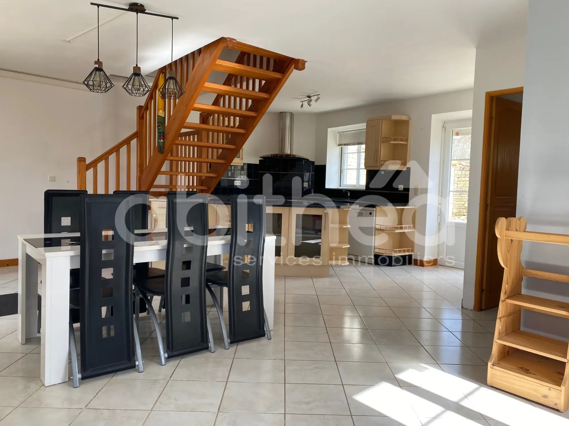Maison de village rénovée à Beauvais-sur-Matha, 87 m² avec jardin et dépendance 